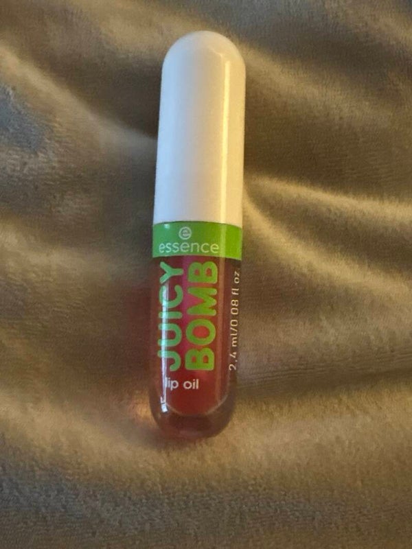 essence juicy bomb lip oil watermelon wonders