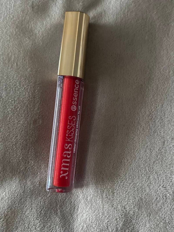 essence xmas kisses colour changing shimmer lip oil