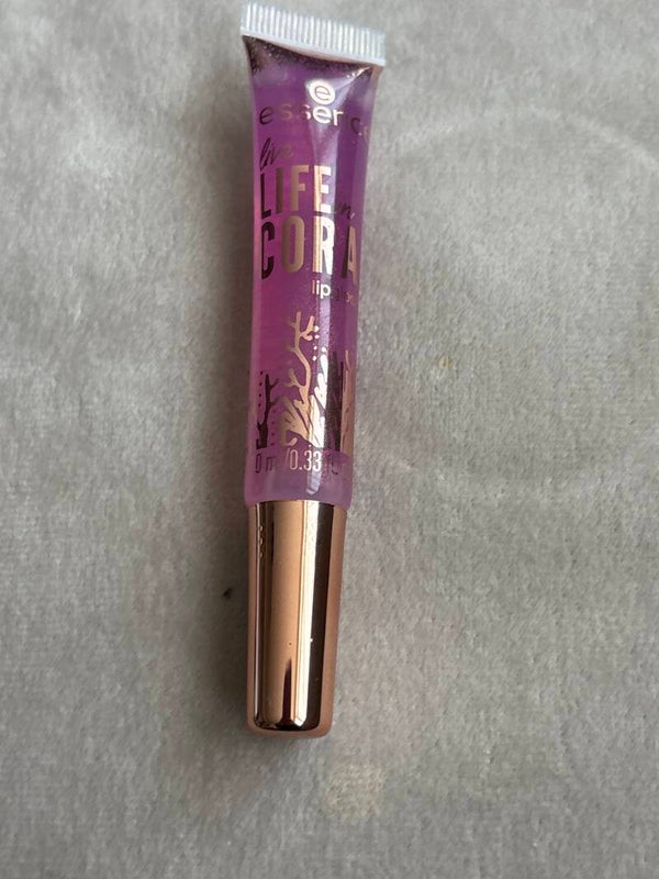 essence live life in coral lipgloss