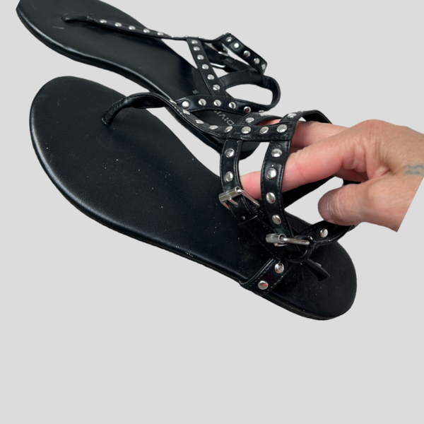 Dividcd sandales plates