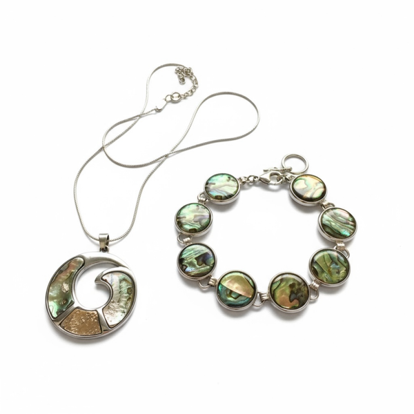 Parure collier et bracelet ornée nacre