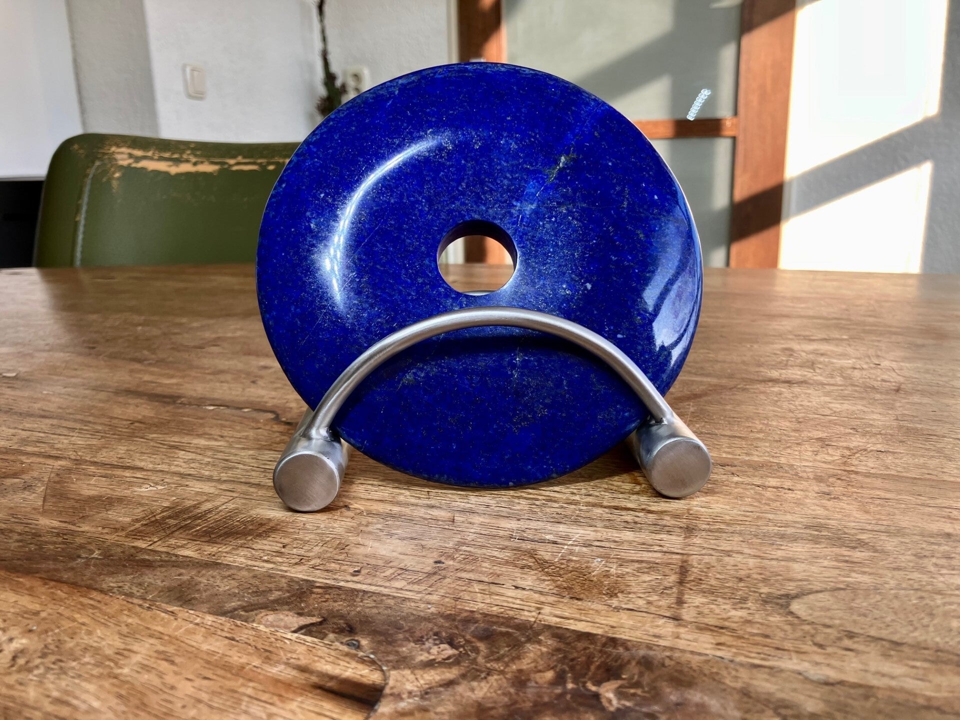 Lapis lazuli mega donut op standaard