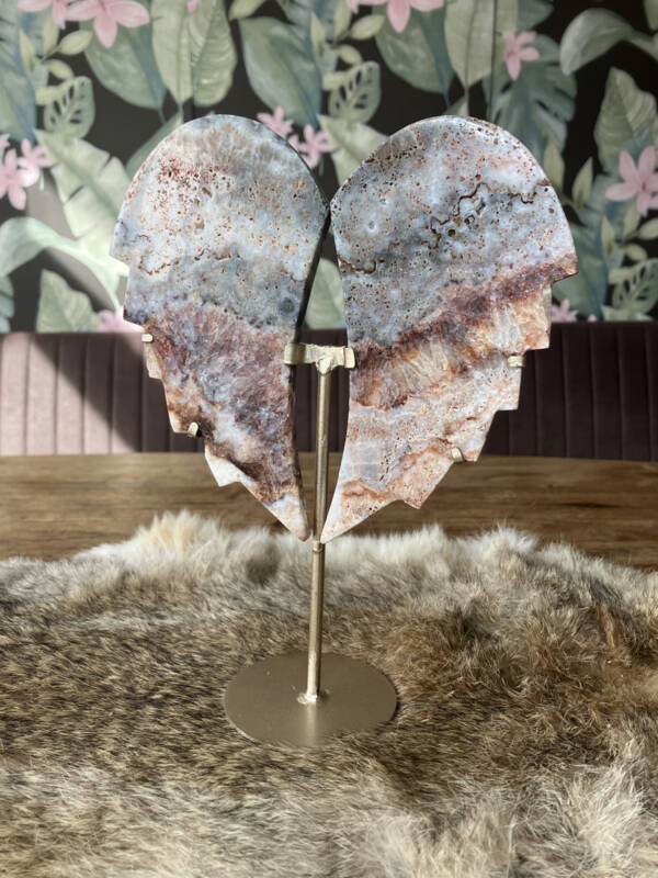 Agaat roze chalcedoon vleugels op standaard