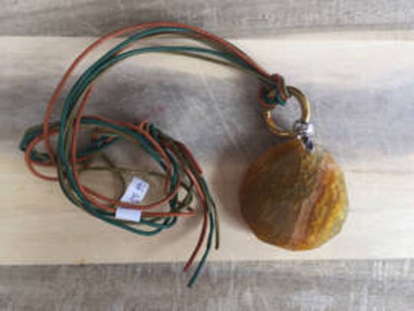 Agaat hanger aan 3 koorden