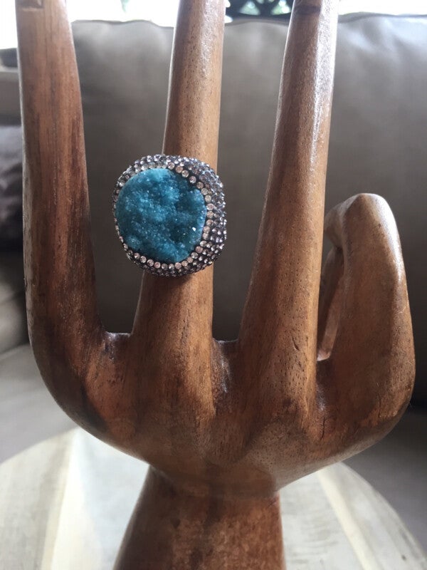 Bergkristal - blauw gekleurd - maat 17 1/4