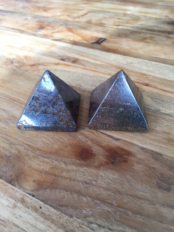 Bronziet piramide