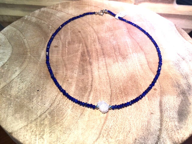 Lapis lazuli ketting met stukje bergkristal