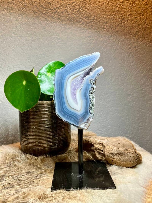 Chalcedoon met amethist op standaard