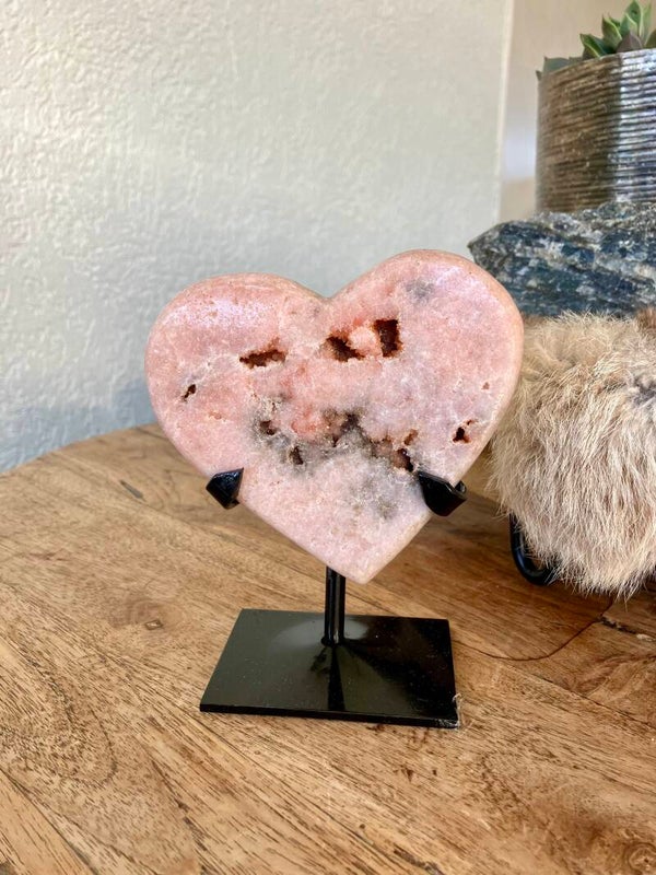 Roze amethist hart op standaard