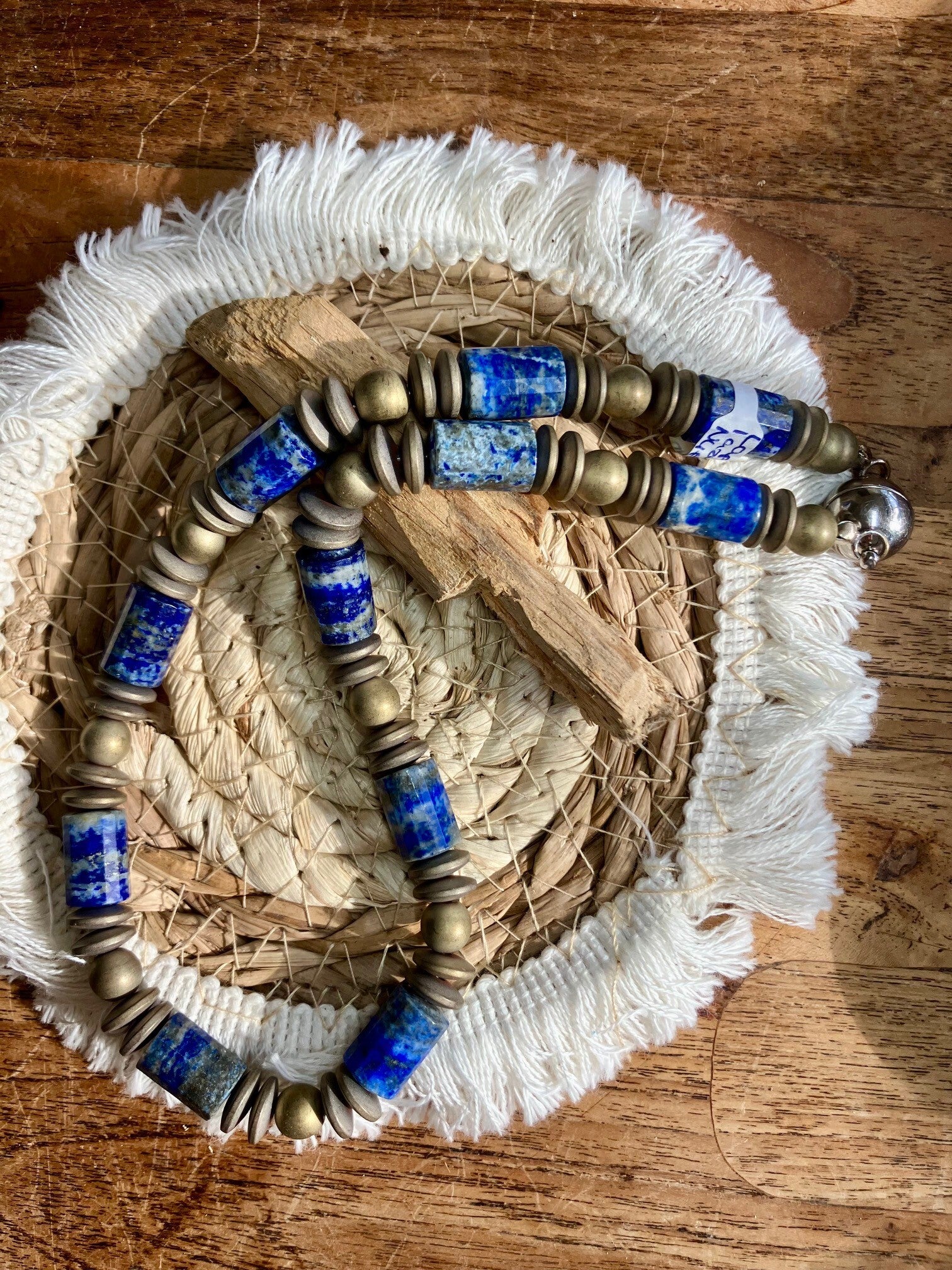 Lapis lazuli ketting met goudkleurige kralen en magneetsluiting
