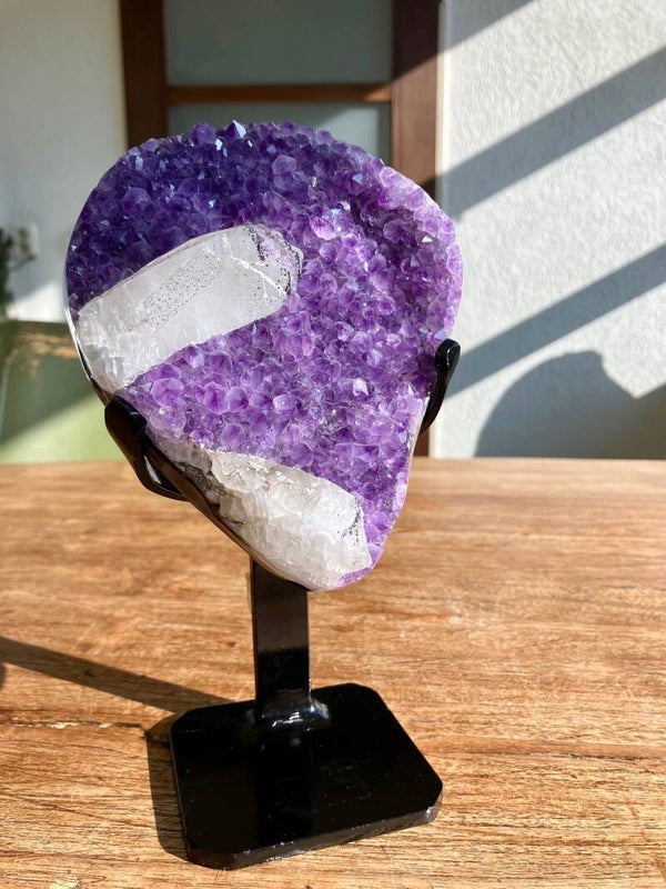 Amethist op standaard - met groot stuk calciet - 1,6 kilo