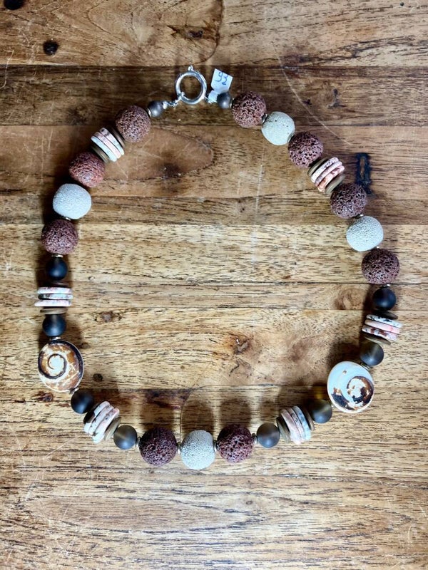 Lavasteen ketting