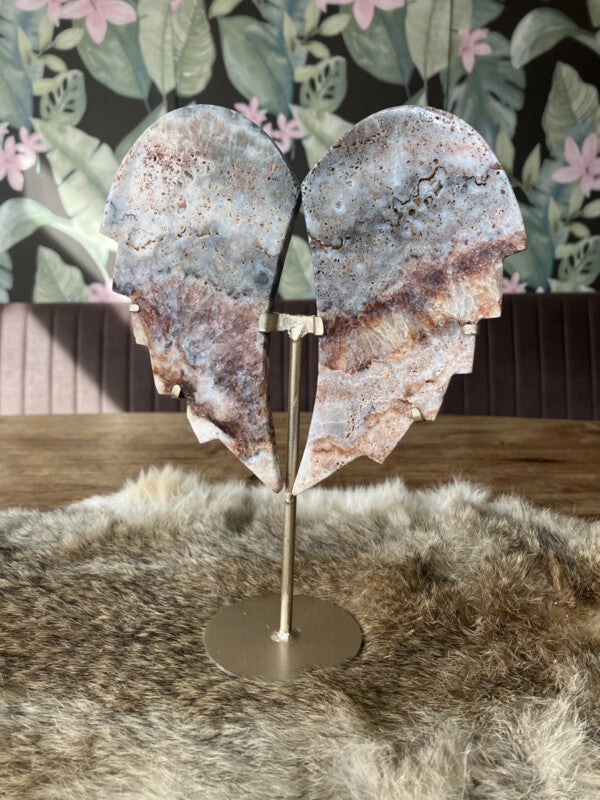 Agaat roze chalcedoon vleugels op standaard