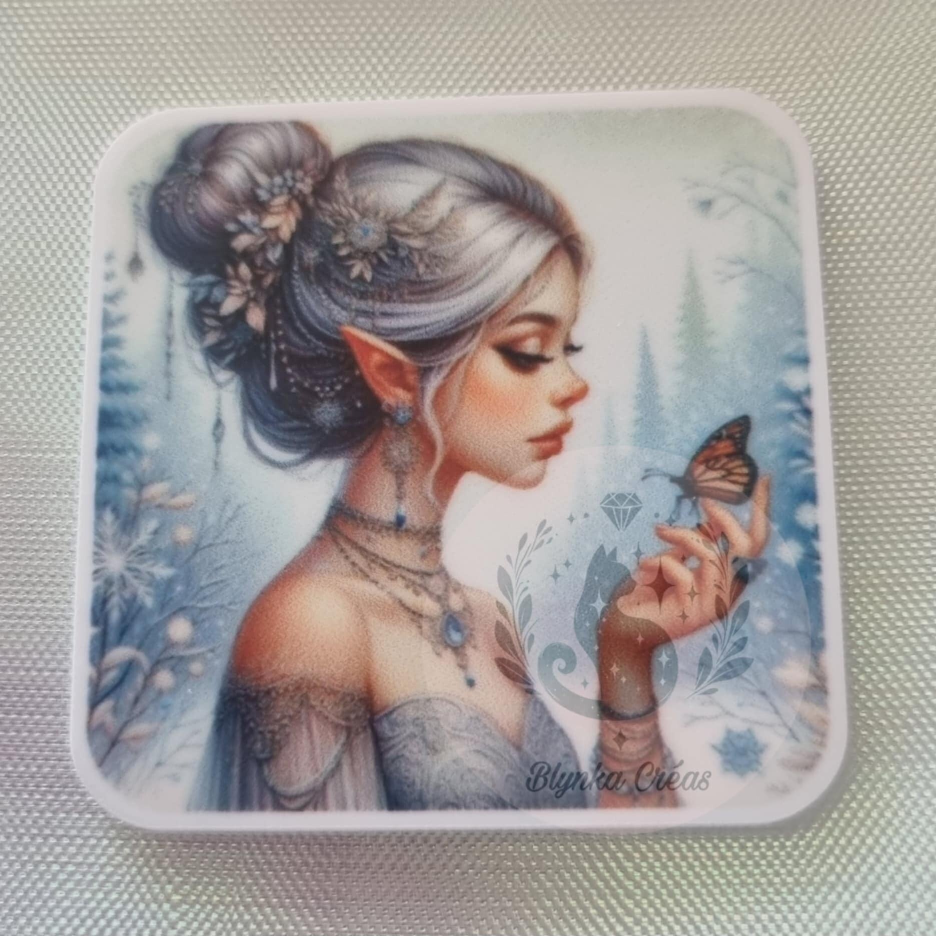 Cover-Minder Plat – L'Elfe et le Papillon : Un Voyage Glacial