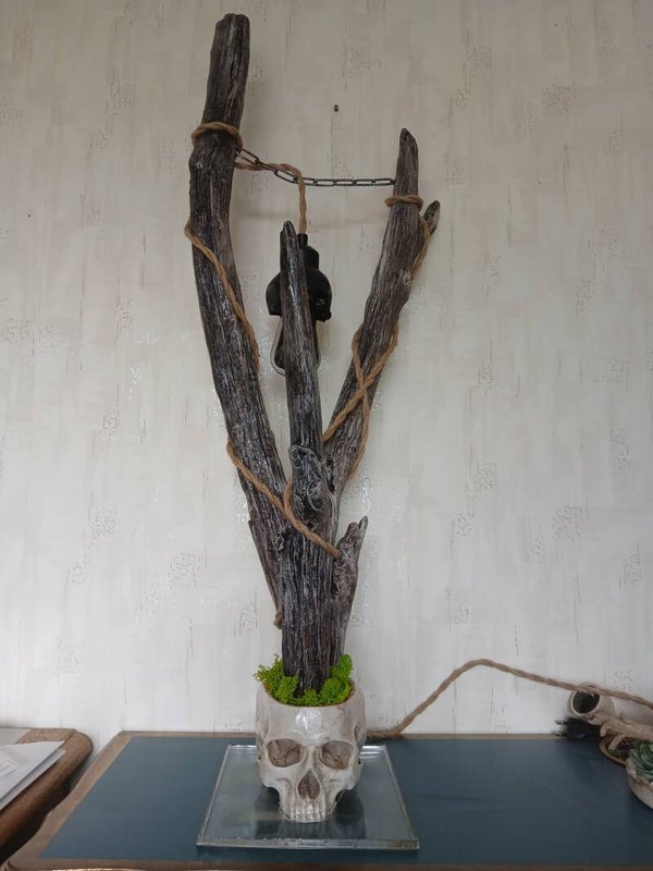 Lampe socle crâne