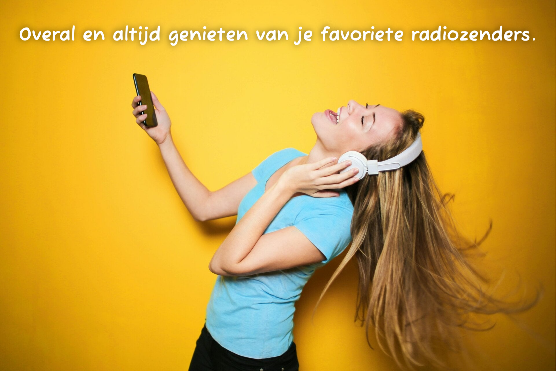 Vrolijke vrouw luistert met koptelefoon naar online radio op haar smartphone via Radiostreamen.nl