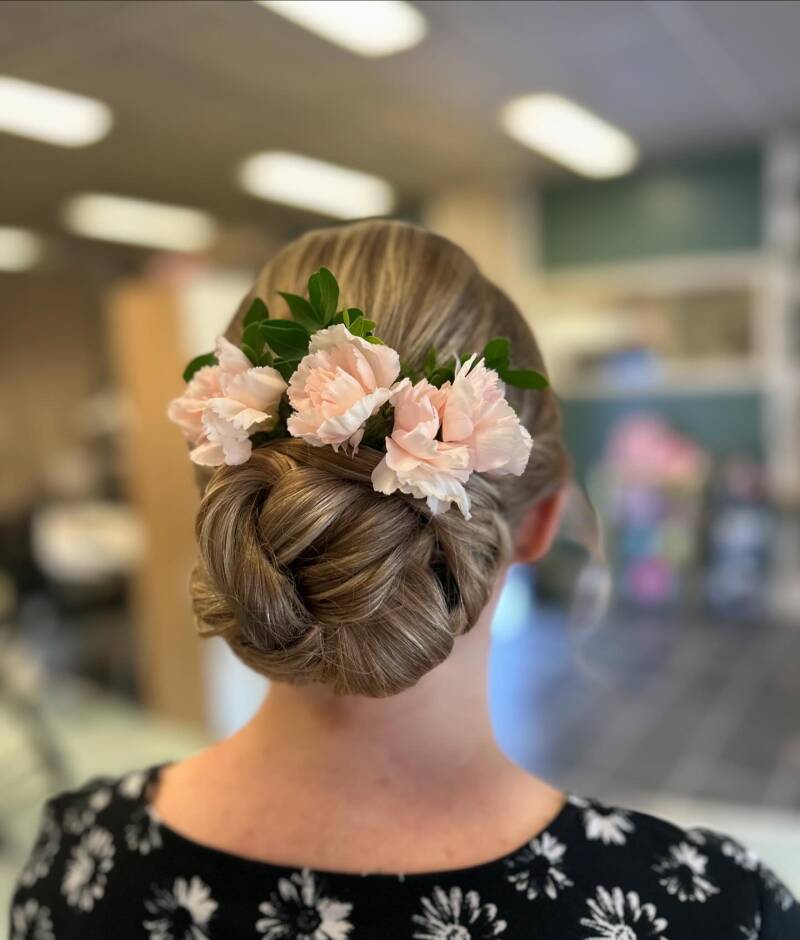 Kaamos Kauneus Seinäjoki, juhlakampaus, hääkampaus, nuttura, kiharakampaus