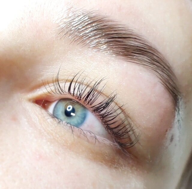 Kaamos Kauneus Seinäjoki, ripsien kestotaivutus