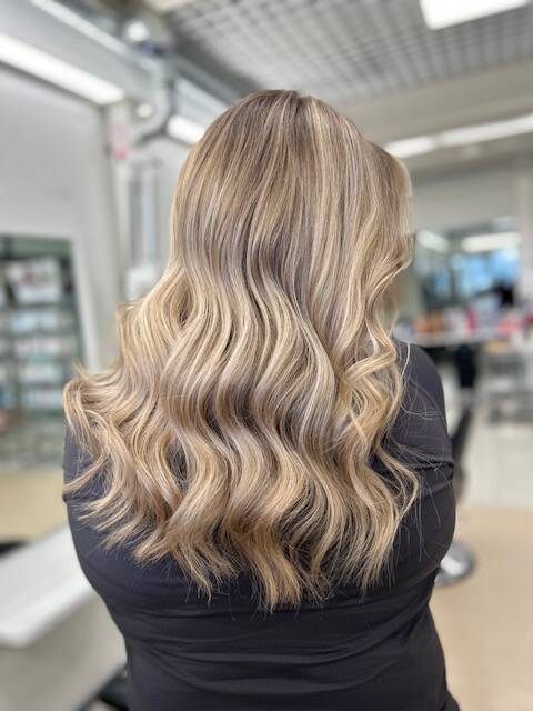 Kaamos Kauneus Seinäjoki, vaaleat raidat, liukuvat raidat, tupeerausraidat