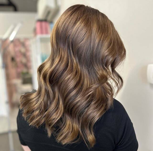 Kaamos Kauneus Seinäjoki, ruskeat hiukset vaaleilla raidoilla