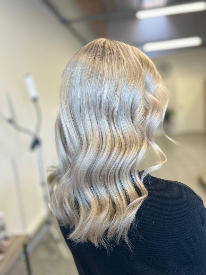 Kaamos Kauneus Seinäjoki, vaaleat hiukset Seinäjoki, raidat