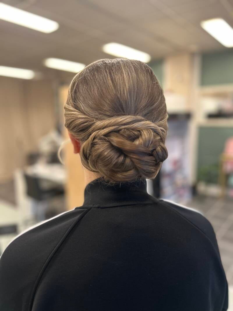 Kaamos Kauneus Seinäjoki, juhlakampaus, hääkampaus, nuttura, kiharakampaus