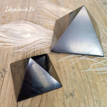 Shungite pyramide