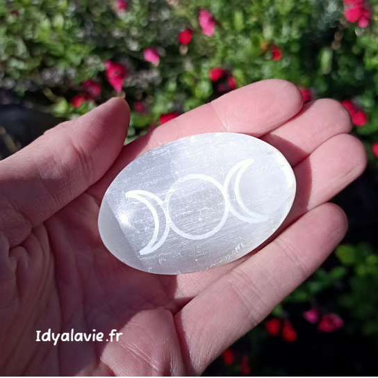 Sélénite galet gravé symbole déesse