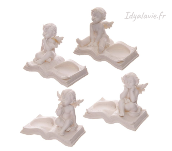 Bougeoir Chérubin assis sur un livre