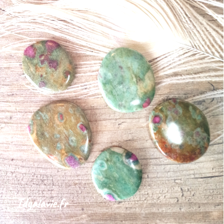 Rubis sur Fuchsite roulée plate