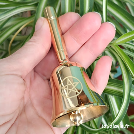 Petite cloche à main pentacle laiton