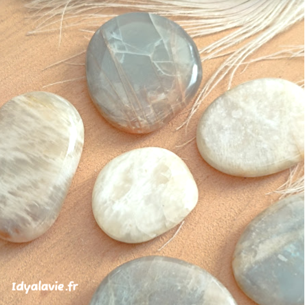 Pierre de lune claire galet plat