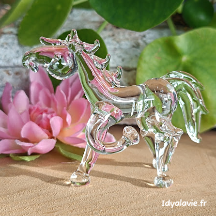 Petit cheval en verre à poser