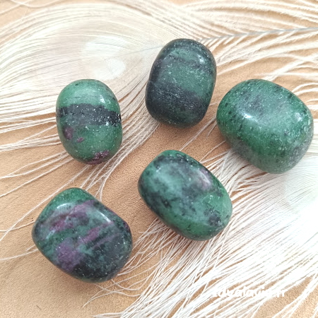 Rubis sur Zoïsite roulée (Anyolite)