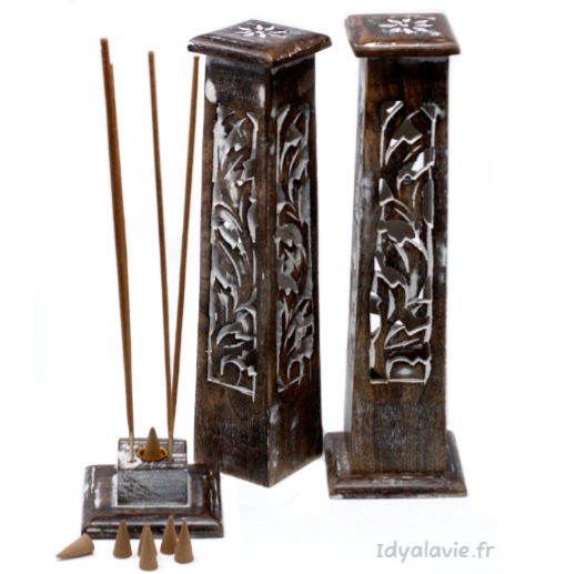 Tour à encens en bois sculpté
