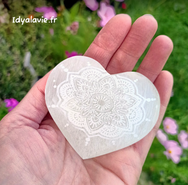 Sélénite gravée Mandala en cœur 7-8cm