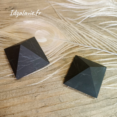 Shungite pyramide 3 cm mate