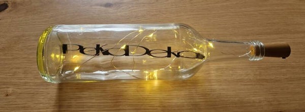 Personalisierte Flaschen mit LED-Lichterketten und maßgefertigten Holznamensschildern!"