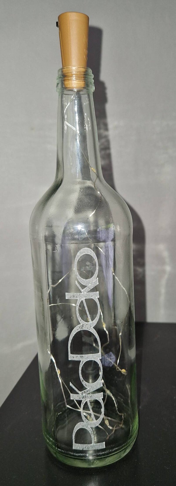 Personalisierte Flaschen mit Lichterketten und Gravur