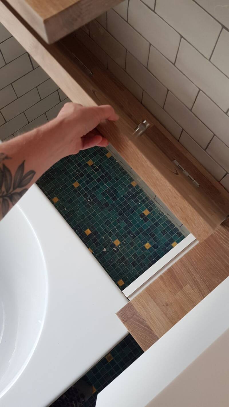 Badkamermeubel met bergruimte voor vuile was.