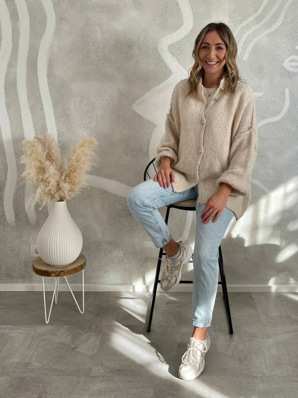 Oversized Strickjacke mit Goldknöpfen