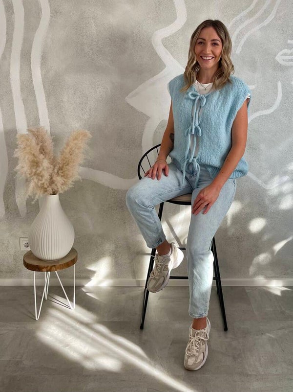 Babyblaue Strickweste mit Schleifen