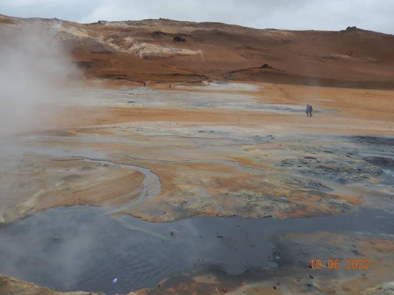 Les solfatares et marmites de boue bouillonnante à Namaskak