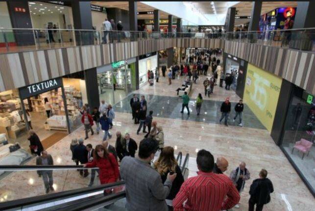 Arrêt au centre commercial de la Jonquera