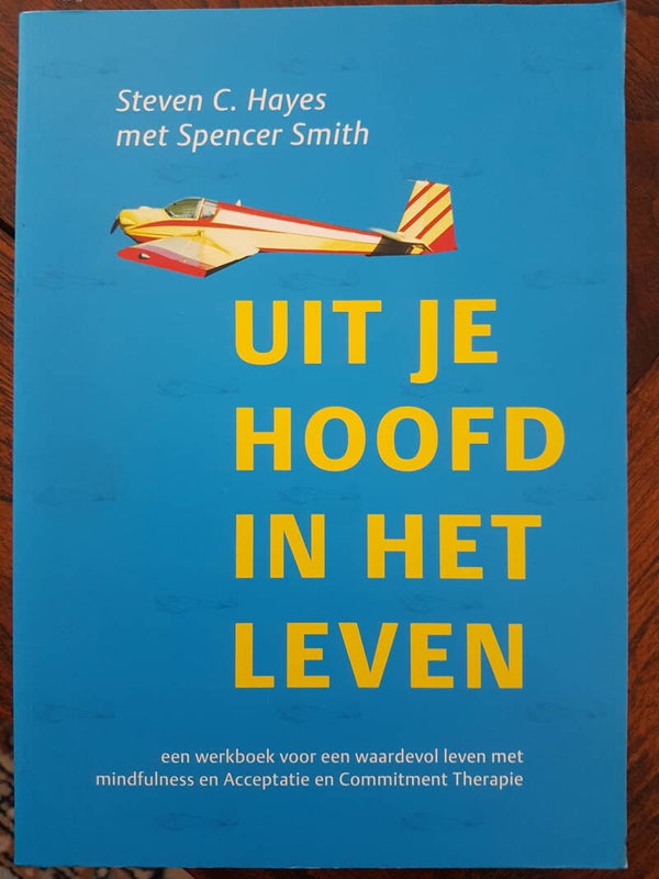 Uit je hoofd, in het leven - Steven C. Hayes met Spencer Smith (werkboek ACT)
