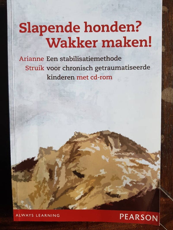 Slapende honden? Wakker maken! (met cd-rom), een stabilisatiemethode voor chronische getraumatiseerde kinderen.  Arianne Struik