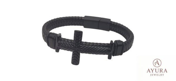 zwarte leren heren armband met zwart roestvrijstalen kruis. Robuust, stijlvol en betekenisvol
