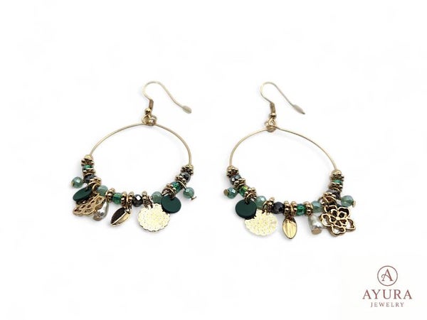 Bohemian oorbellen – Goudkleurig met gouden en groene bedels