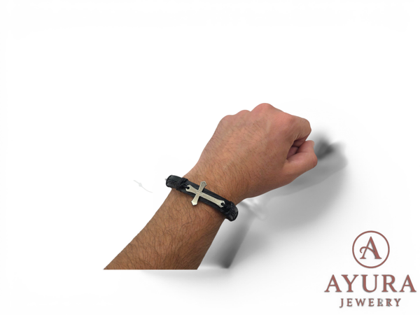 Heren armband 'Prayer' – zwart leren armband met zilverkleurig RVS kruis en inscriptie