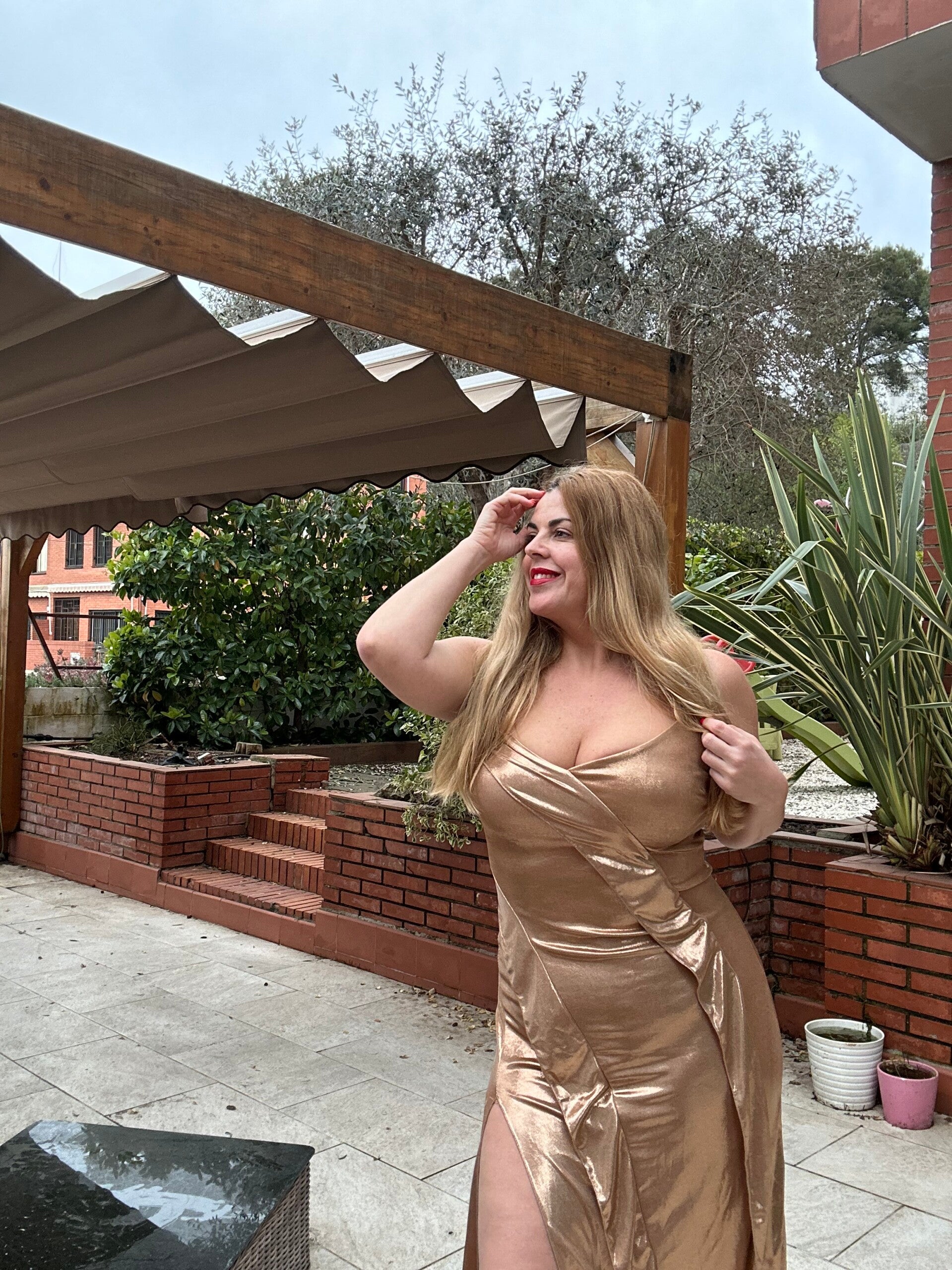 VESTIDO VOLANTES ABERTURA LATERAL